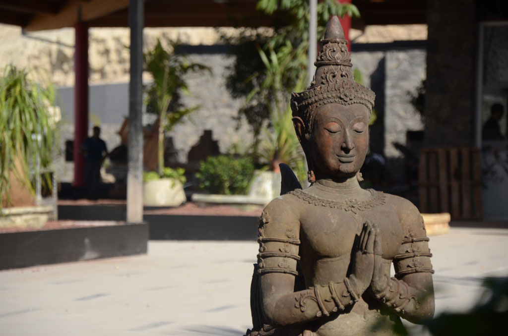Estatua de Buda con manos juntas en un jardín de Siam Park, Tenerife.