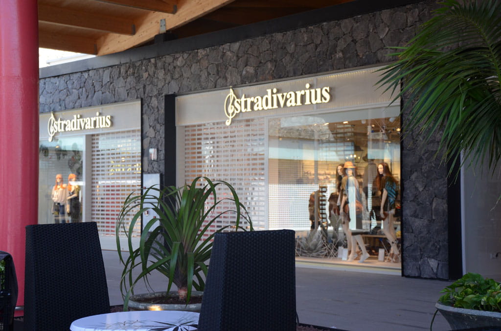 Tienda Stradivarius con maniquíes en escaparate en Tenerife.