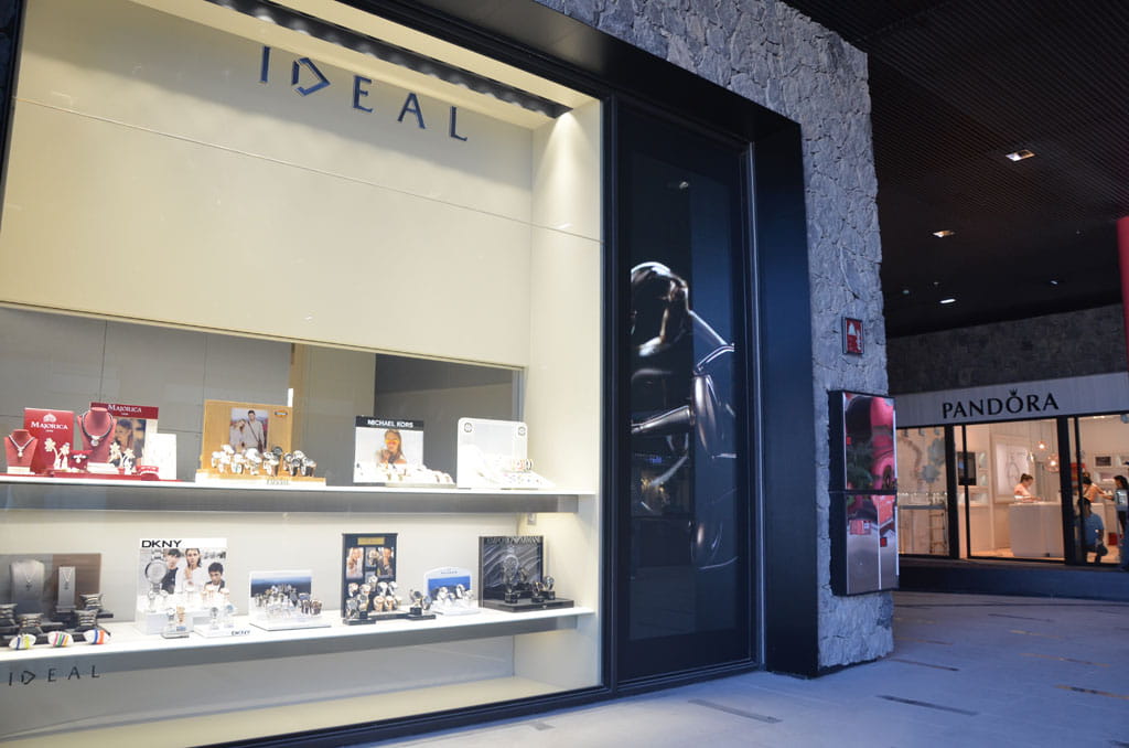 Tienda de joyas IDEAL en Tenerife, con exhibición de relojes y collares.