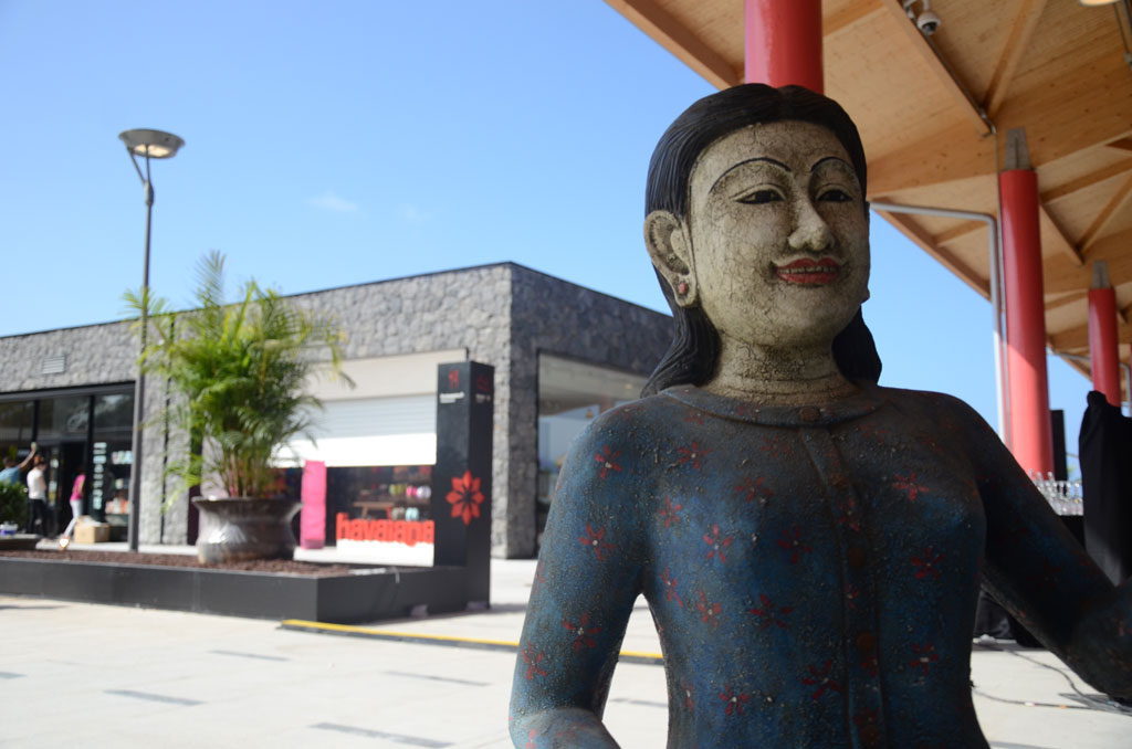 Escultura en centro comercial Siam Mall en Tenerife. Tienda Havaianas al fondo.