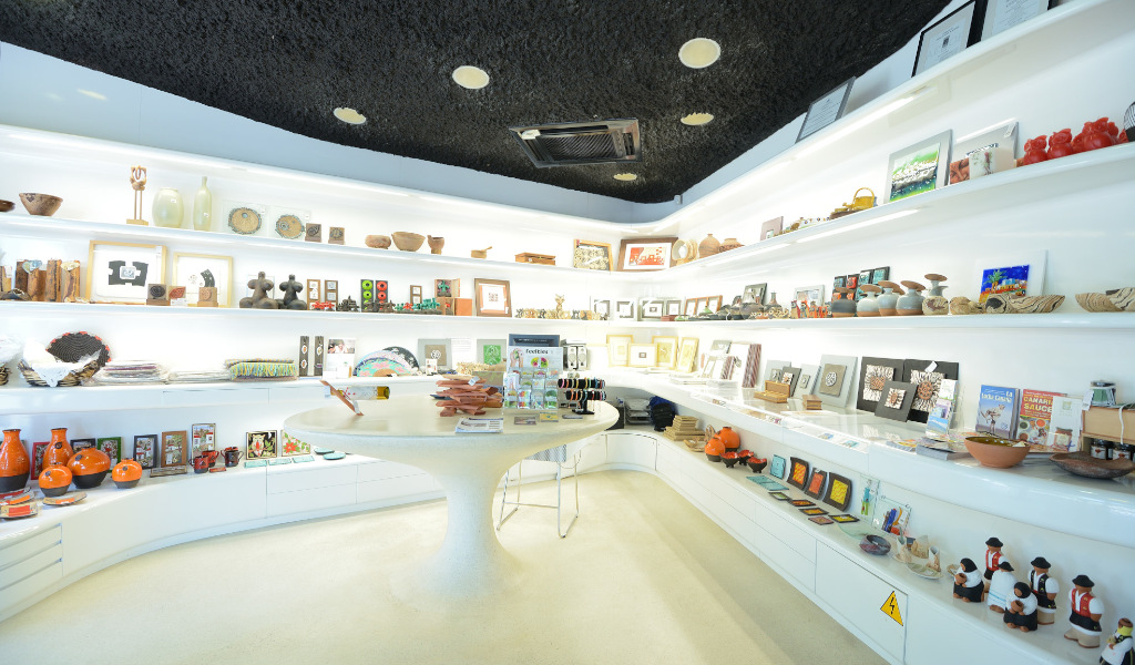 Tienda de souvenirs con artesanías y cerámicas en exposición, Tenerife.