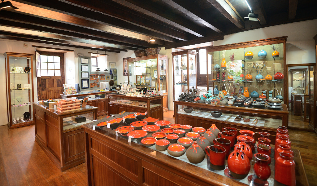 Tienda de artesanías con cerámicas y decoraciones en La Orotava, Tenerife.