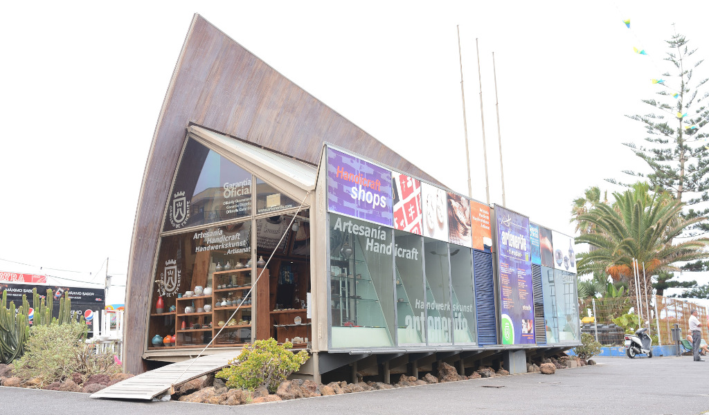 Tienda de artesanía en Tenerife con carteles y productos exhibidos en la entrada.