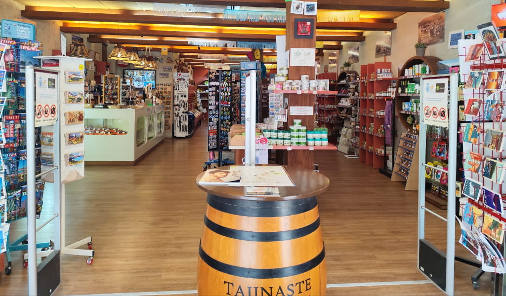 Tienda de regalos y productos turísticos en Tenerife con expositor de folletos.