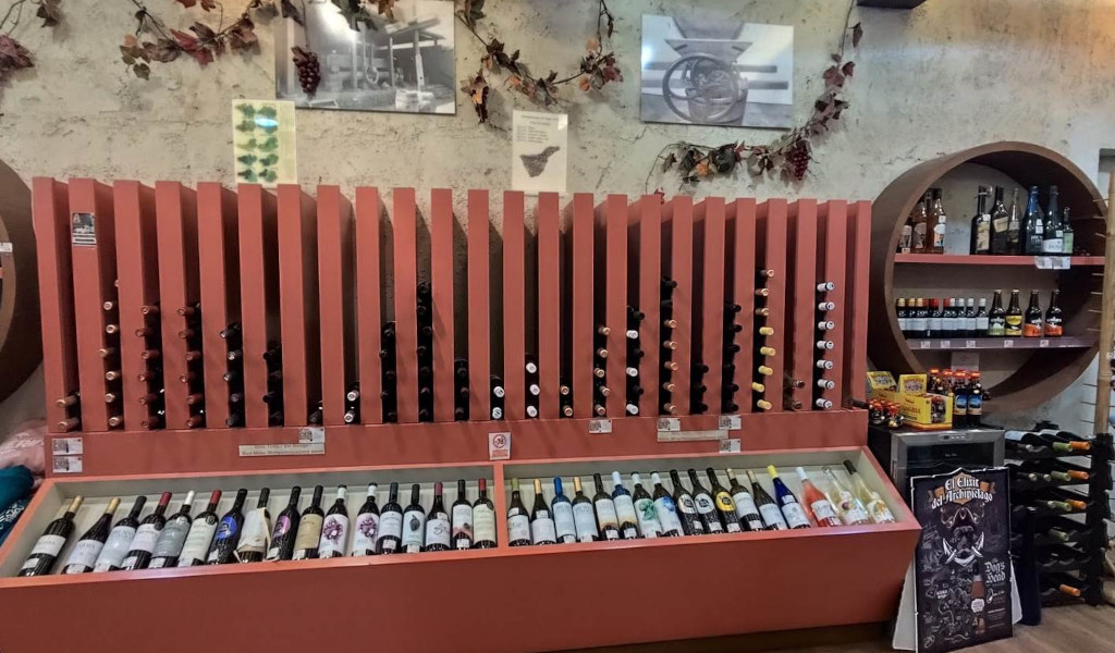 Botellas de vino en exhibición en una tienda en Tenerife.
