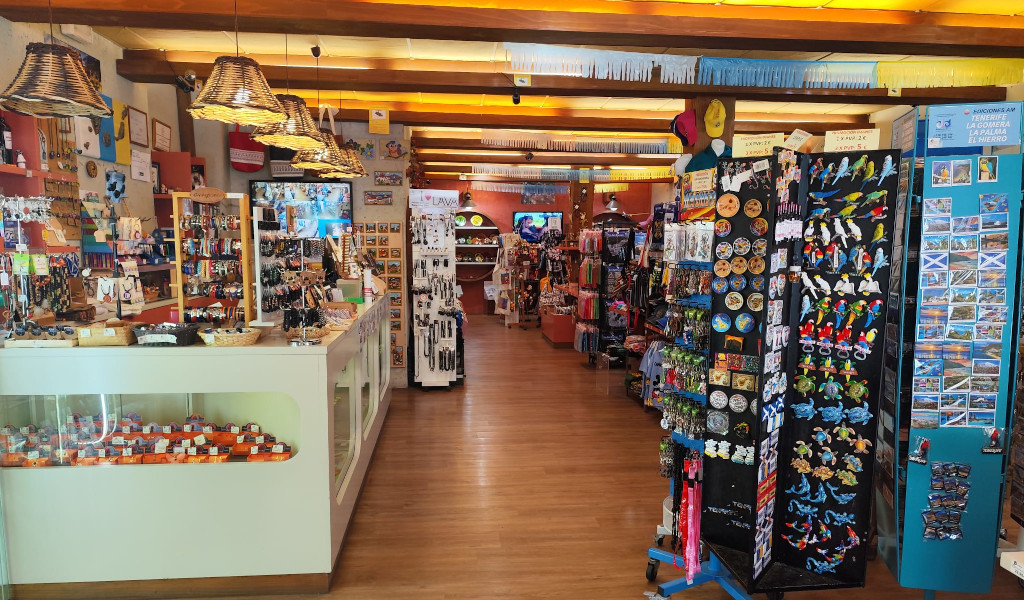 Tienda de souvenirs en Tenerife con imanes y postales en exhibición.