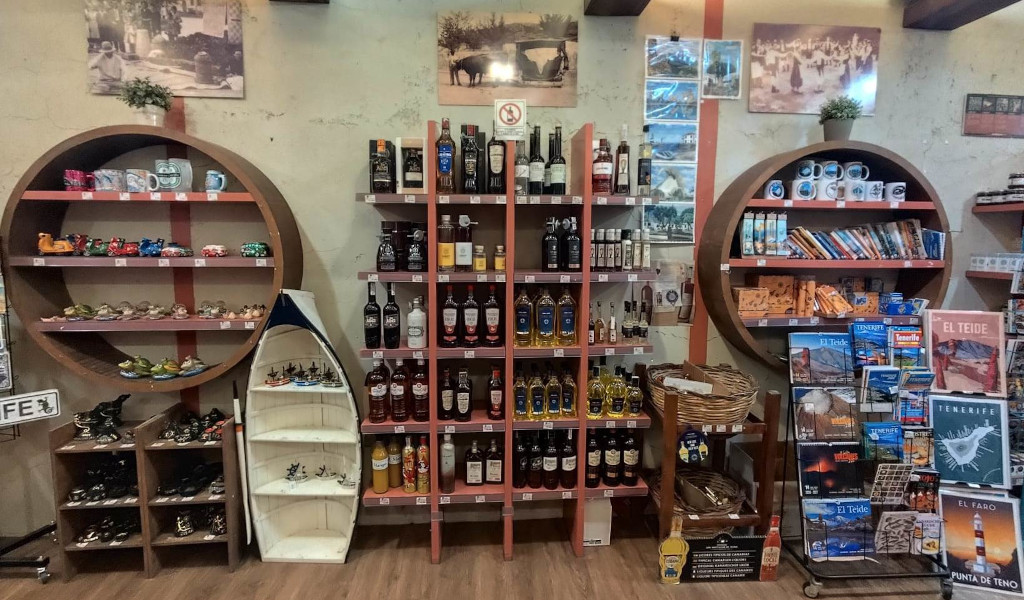 Tienda de souvenirs en Tenerife con botellas de licor y postales de El Teide.