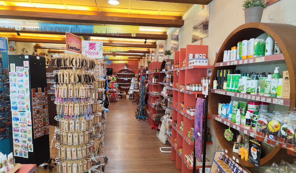 Tienda de souvenirs y productos locales en Tenerife con estantes llenos de artículos.