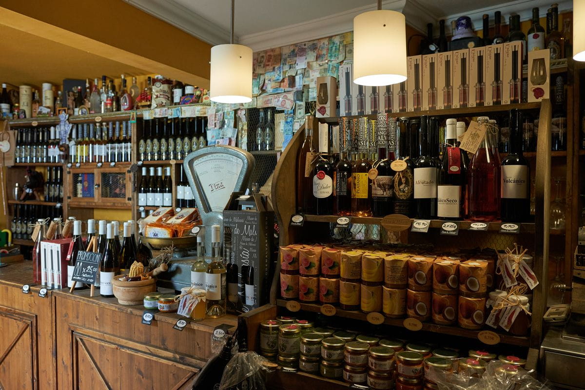 Tienda con vinos, licores y productos locales en Garachico, Tenerife.