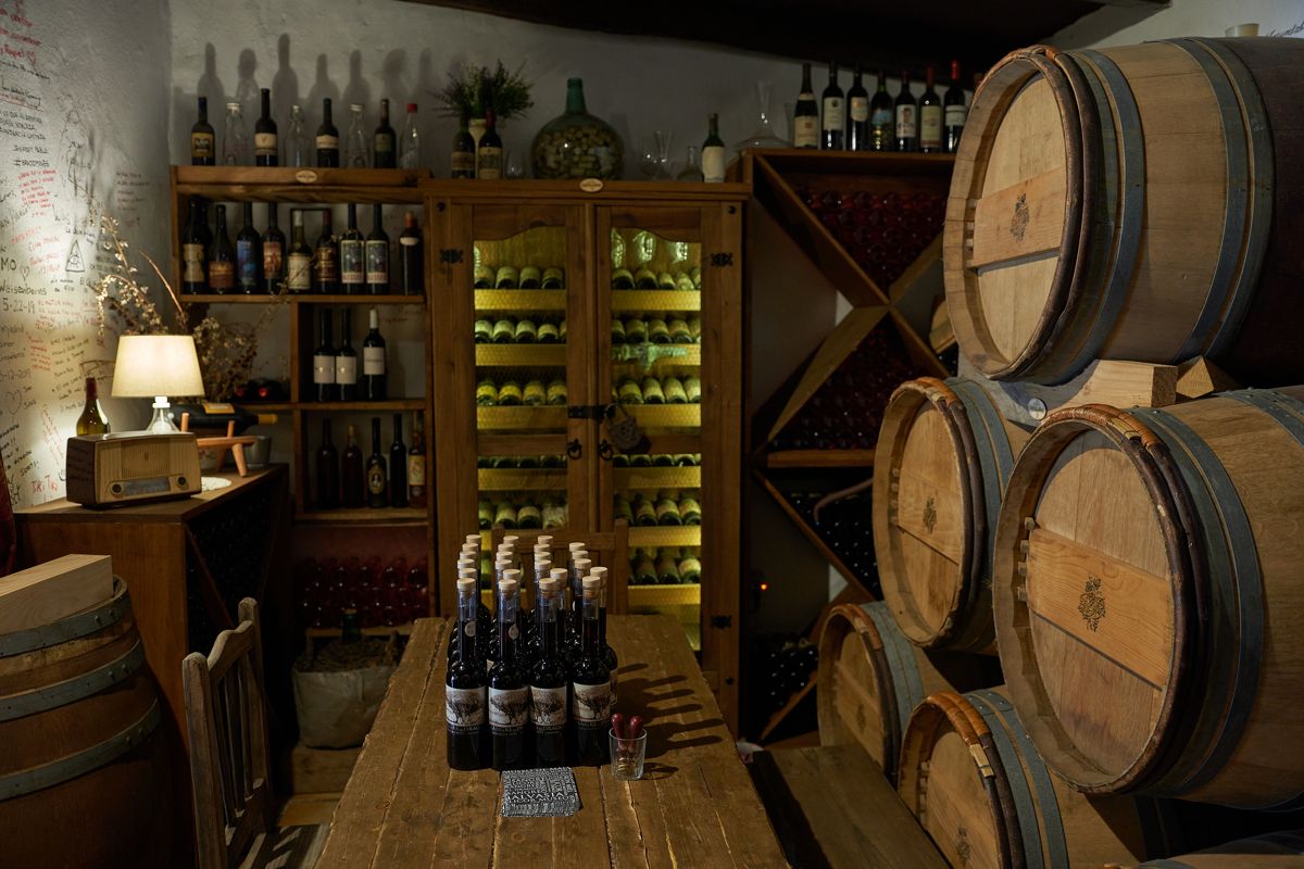 Sala de cata con botellas y barriles de vino en Tenerife.