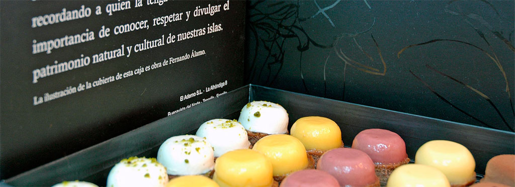 Dulces de colores en caja con texto sobre la importancia del patrimonio natural y cultural.