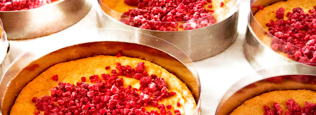 Pasteles redondos cubiertos de frambuesas en una panadería en Tenerife.
