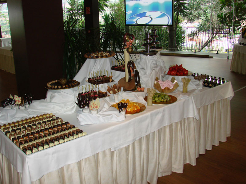 Mesa de postres variados en bufé, evento en Tenerife.