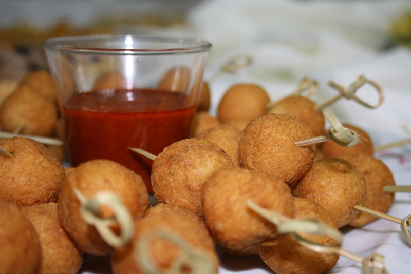 Croquetas de pescado en brochetas con salsa roja, estilo Tenerife.