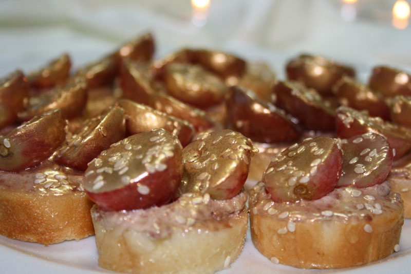 Rodajas de pan con uvas cubiertas de sésamo en un plato en Tenerife.