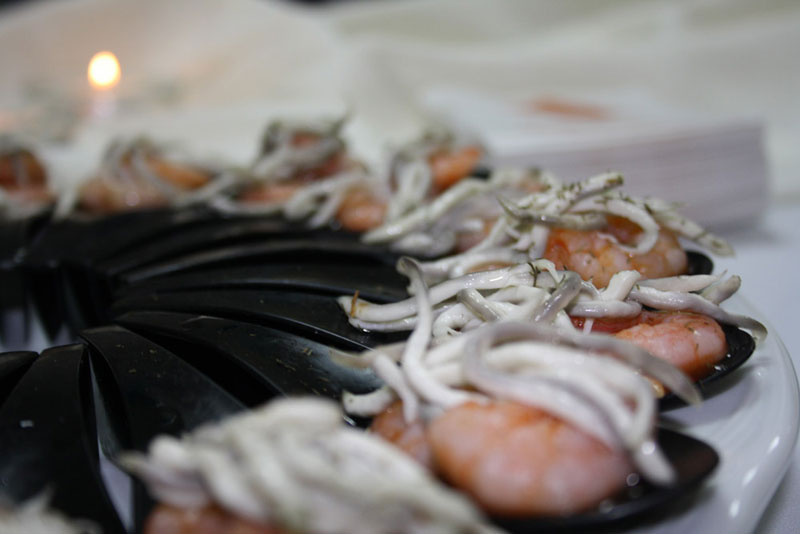 Gulas y gambas servidas en cucharas negras en un plato, Tenerife.