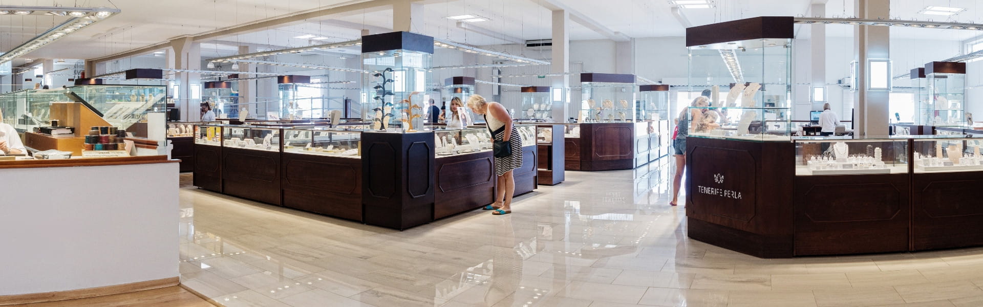 Tienda con productos expuestos