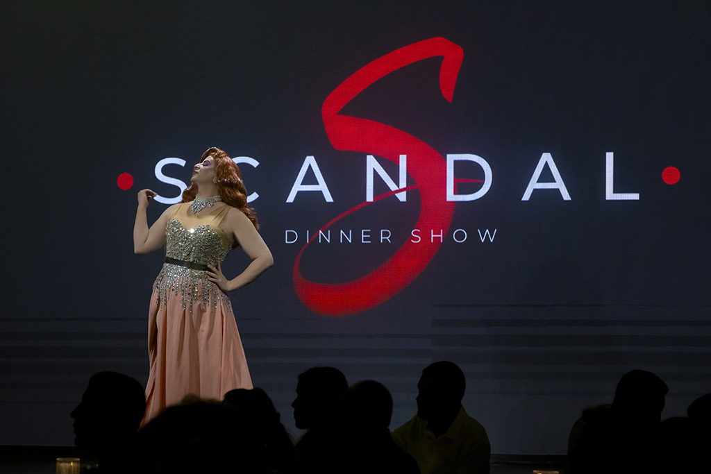 Artista actuando en el escenario del Scandal Dinner Show en Tenerife.
