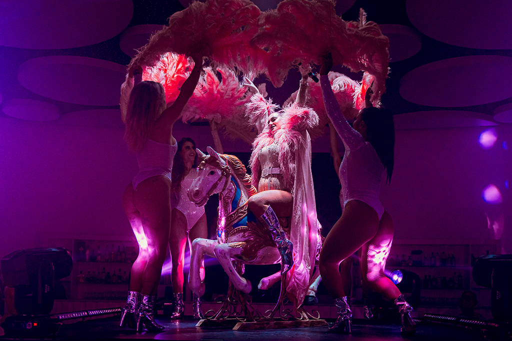 Personas en espectáculo de cabaret en un club nocturno en Tenerife.