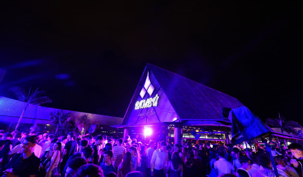 Multitud disfrutando en el extranjero en el exterior de un club nocturno en Tenerife.