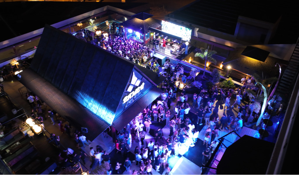 Multitud de personas en una discoteca iluminada en Playa de las Américas, Tenerife.