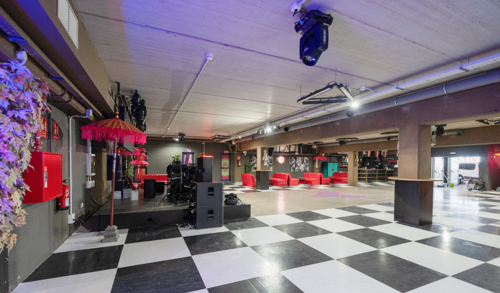 Espacio interior con suelo ajedrez y escenario en Tenerife.