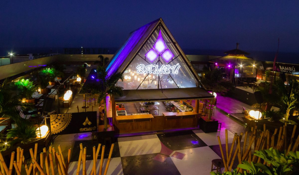 Bambú Lounge & Bar iluminado por la noche en Tenerife.
