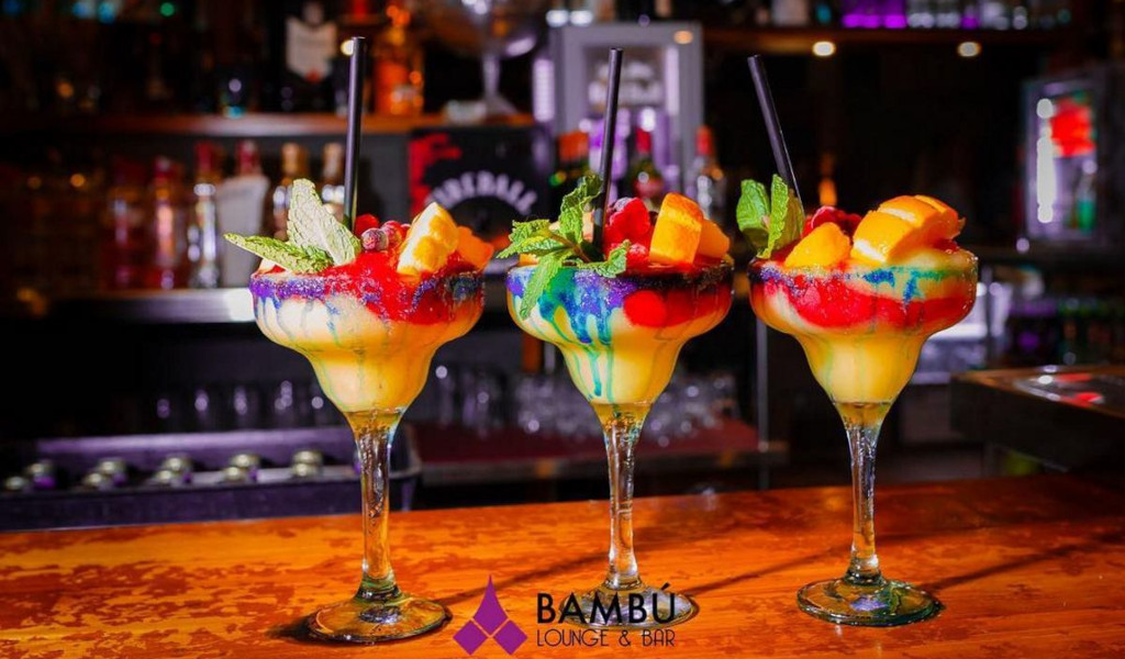 Tres cócteles coloridos en el bar Bambú Lounge, Tenerife.
