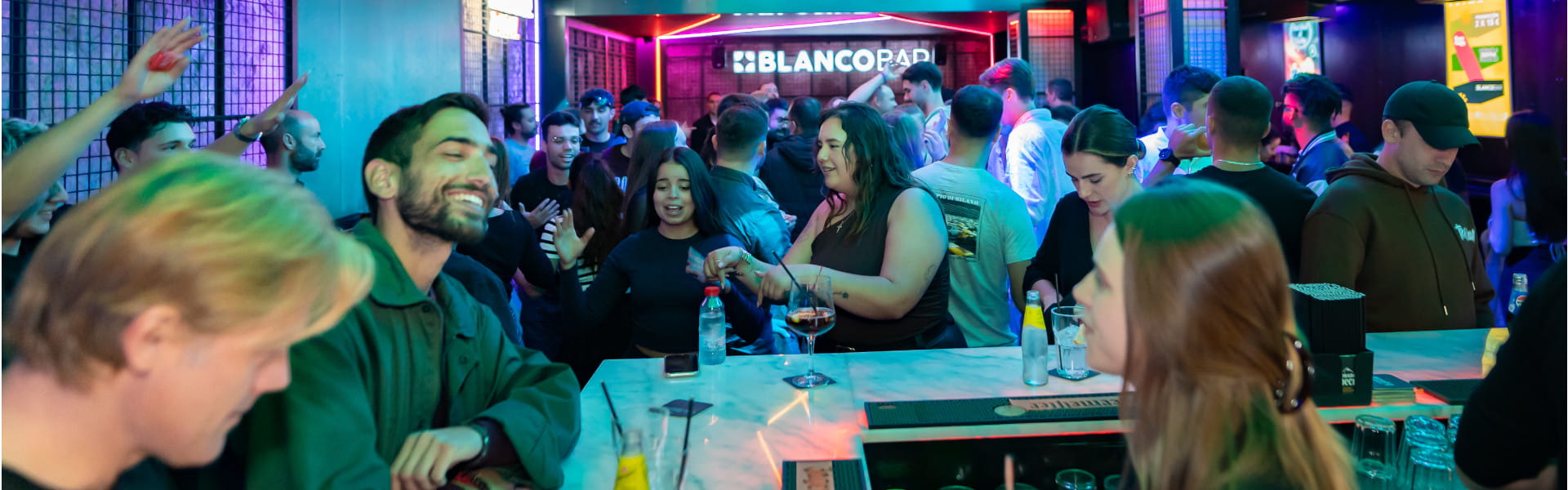 Conjunto de personas en Sala Pub