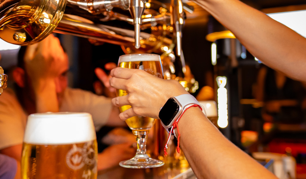 Mano sirviendo cerveza de barril en bar de Tenerife.