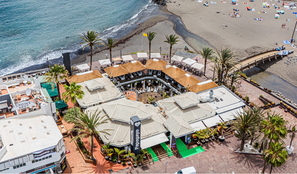 Vista aérea de un restaurante junto a la playa en Tenerife.