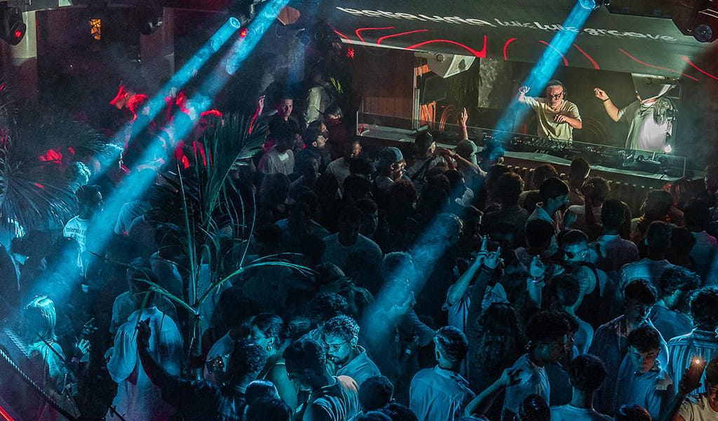 Multitud disfrutando de un DJ en una discoteca en Tenerife.