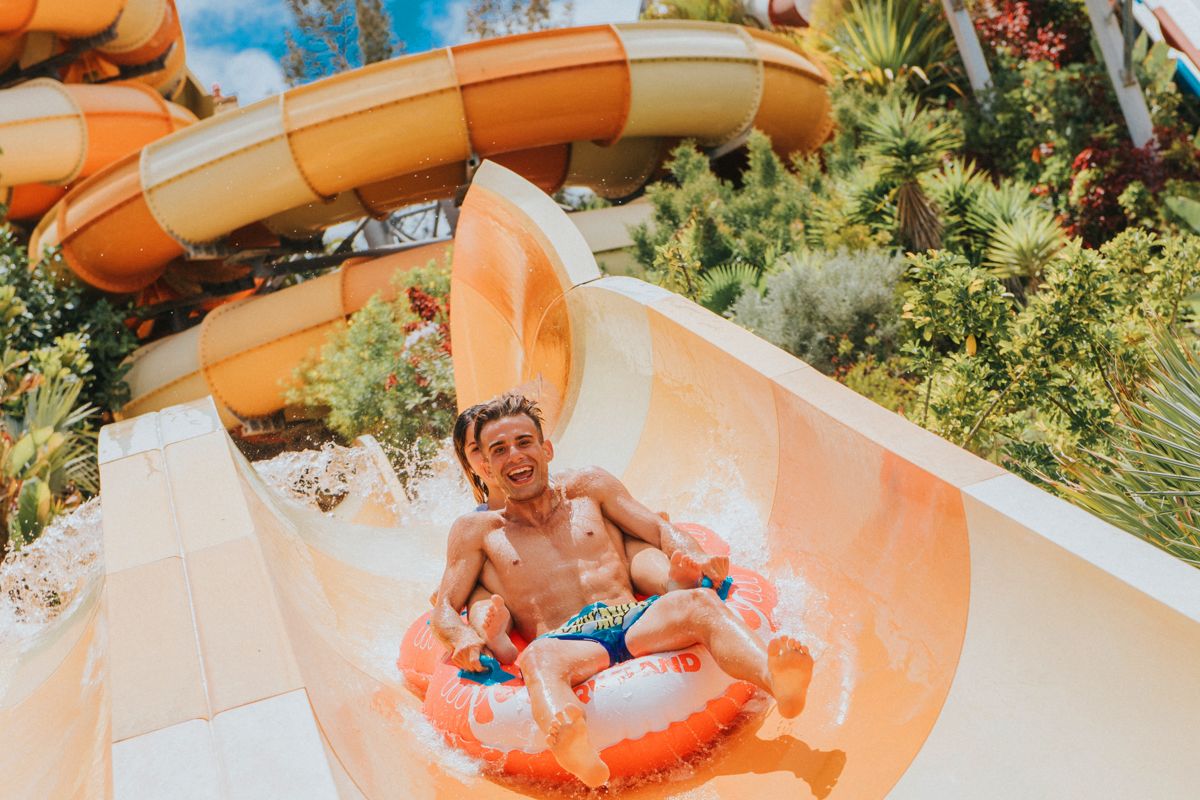 Persona disfrutando en tobogán acuático en Siam Park, Tenerife.