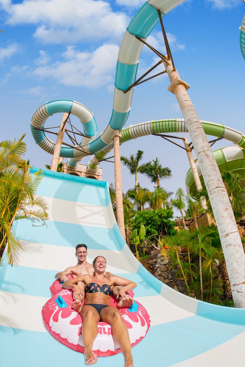 Personas disfrutando en tobogán acuático en Siam Park, Tenerife.