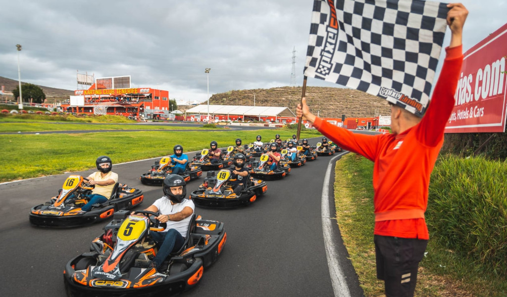 Carrera de karts iniciando en Karting Club Tenerife con bandera a cuadros.