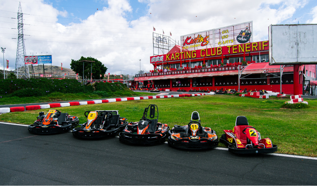 Karts alineados frente al Karting Club Tenerife con cartel de GO, GO KARTS.