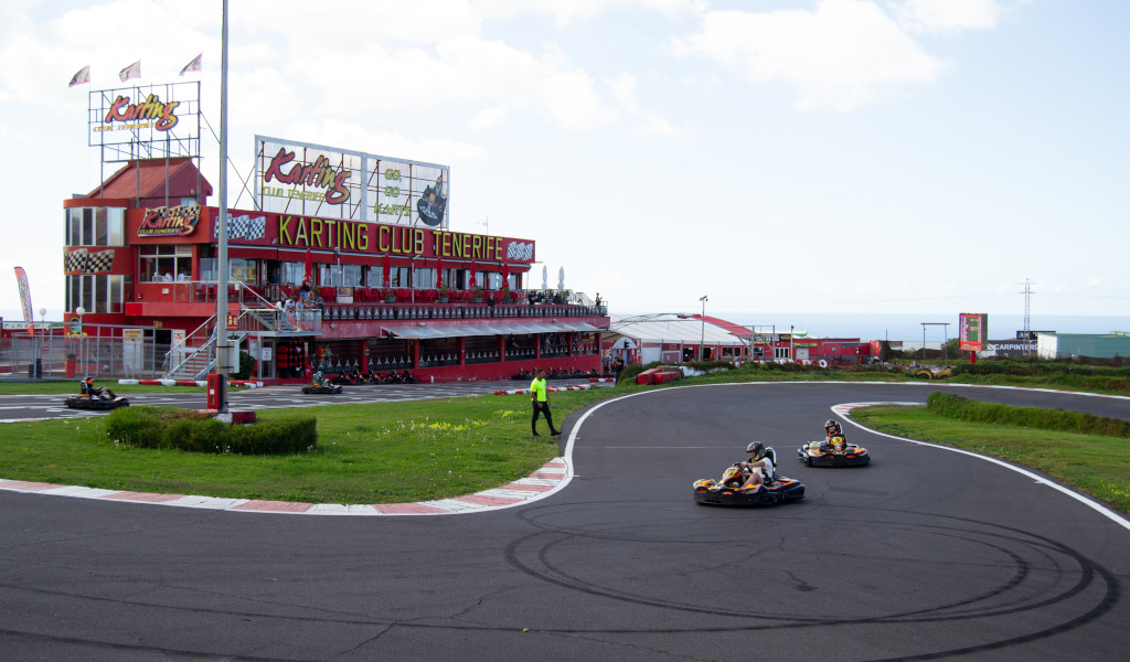 Personas conduciendo karts en Karting Club Tenerife.