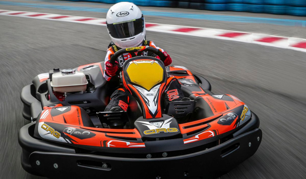 Persona conduciendo un kart en una pista en Tenerife.