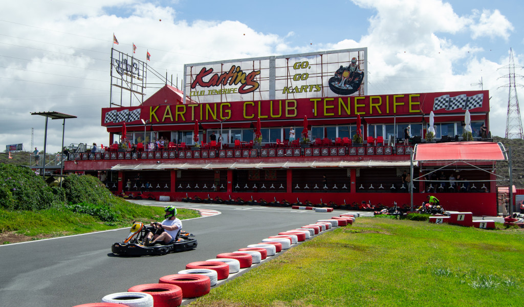 Kart en pista frente al edificio Karting Club Tenerife.