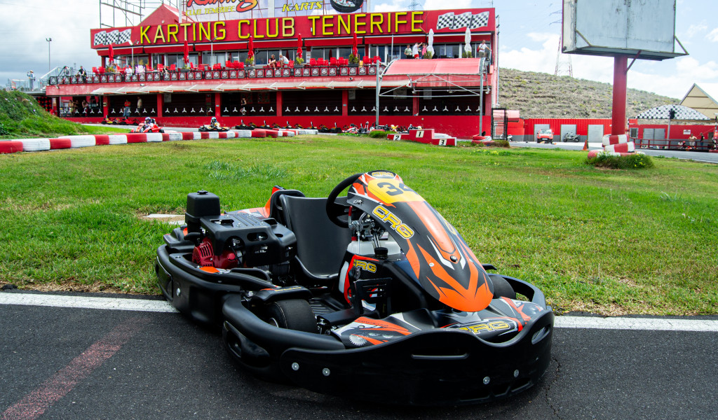 Kart en la pista frente al edificio del Karting Club Tenerife.