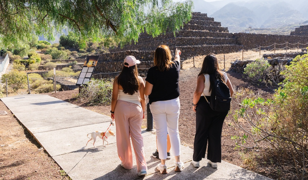 Personas caminando por el Parque Etnográfico Pirámides de Güímar en Tenerife.