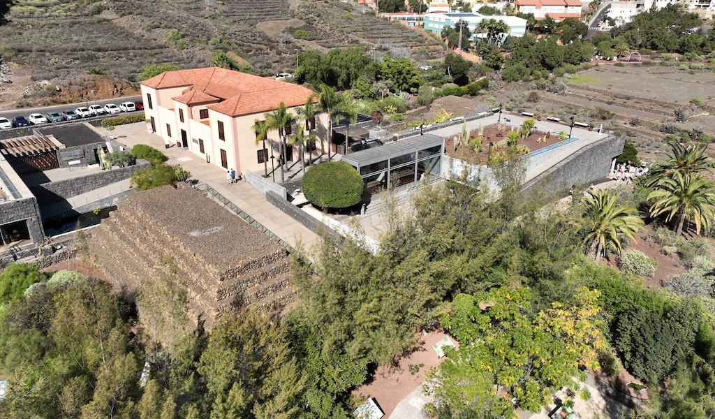 Vista aérea de una casa con techo rojo y jardines en Güímar, Tenerife.