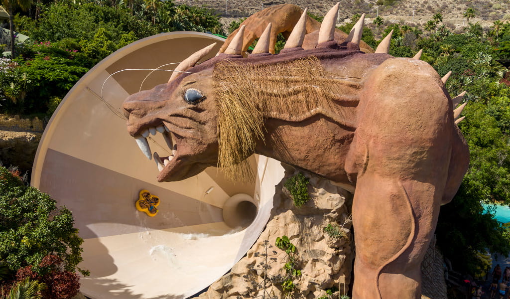 Escultura de león en el tobogán Vulcano en Siam Park, Tenerife.