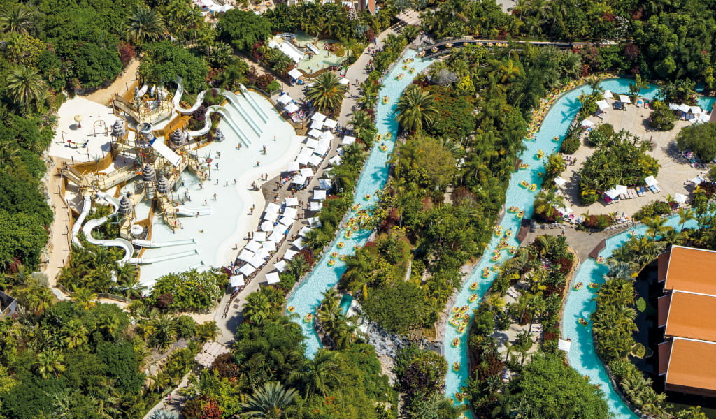 Parque acuático con toboganes y río en Siam Park, Tenerife.
