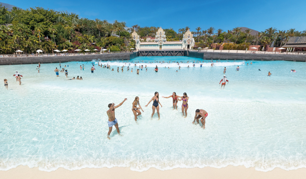 Personas disfrutando de la piscina con olas en Siam Park, Tenerife.