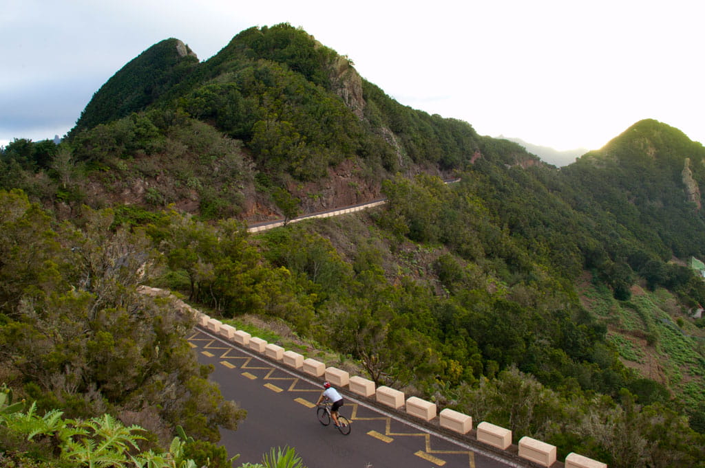 Ciclista bajando por carretera en el Parque Rural de Anaga, Tenerife.