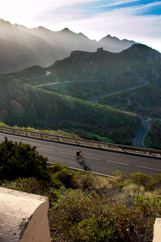 Ciclista en carretera montañosa del Parque Rural de Anaga, Tenerife.