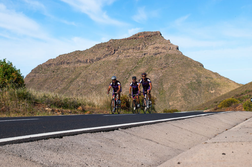 Ciclistas en carretera cerca de una montaña en Tenerife.
