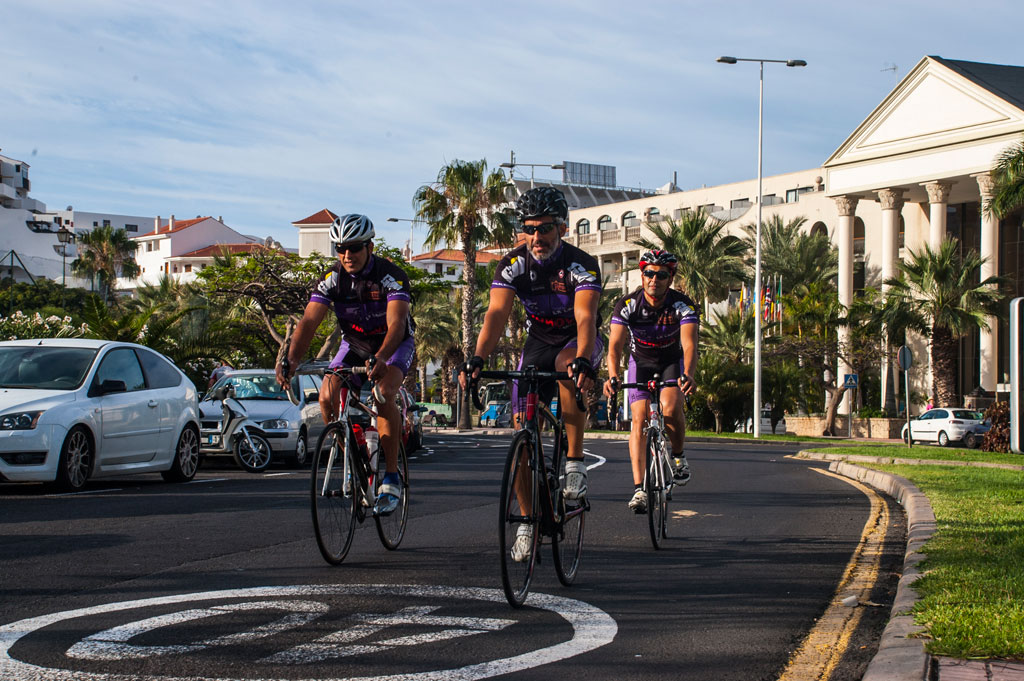 Ciclistas en una calle concurrida de Santa Cruz de Tenerife.