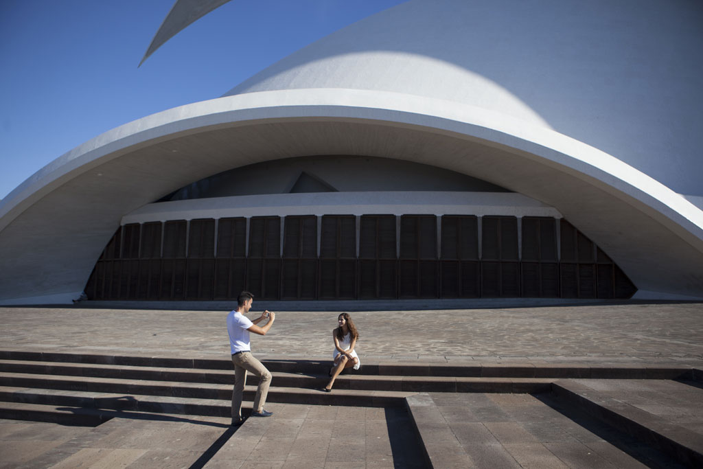 Persona tomando foto a otra frente al Auditorio de Tenerife.